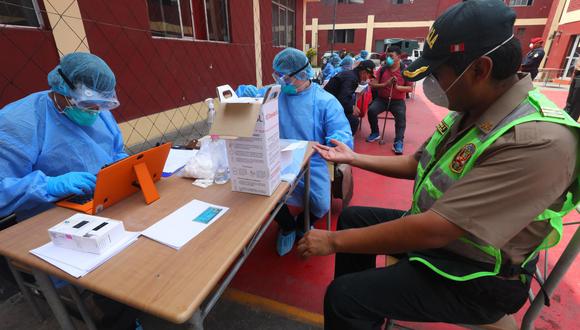 Se aplicaron pruebas a los agentes de la comisaría de La Victoria. (Foto: Gonzalo Córdova)