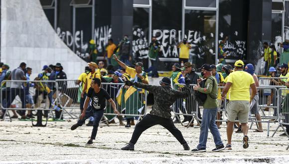 Policías antidisturbios accedieron este domingo al palacio presidencial de Planalto, sede del Gobierno de Brasil, que está tomado por cientos de seguidores radicales del expresidente Jair Bolsonaro, en Brasilia (Brasil).