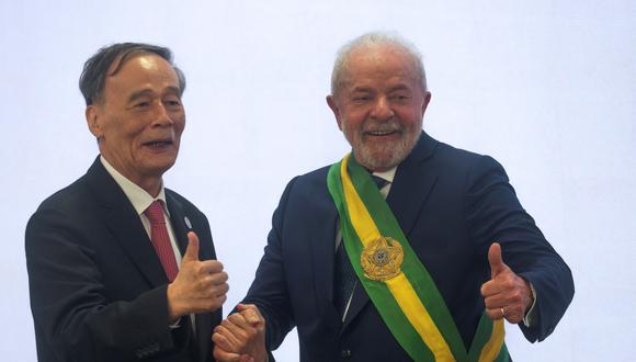 El presidente de Brasil, Luiz Inácio Lula da Silva, reacciona con el vicepresidente de China, Wang Qishan, en Brasilia, Brasil.