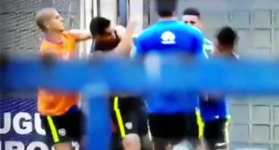 Juan Manuel Insaurralde y Jonathan Silva protagonizaron un penoso espectáculo en pleno entrenamiento de Boca Juniors. El técnico Guillermo Barros Schelotto los echó a ambos de la práctica. (Foto: Captura - YouTube)
