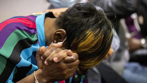 La madre de Ahmaud Arbery, Wanda Cooper-Jones, se derrumba después de que el jurado condenó a los asesinos de su hijo (Foto AP / Stephen B. Morton, Pool).