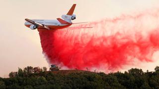 Impresionantes imágenes de la lucha por apagar voraz incendio forestal en California