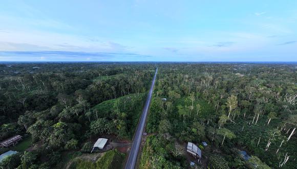 *Imagen principal: La Vía a Loreto también promovió la deforestación. Esta zona es habitada principalmente por comunidades kichwa. Foto: Rhett A. Butler.
