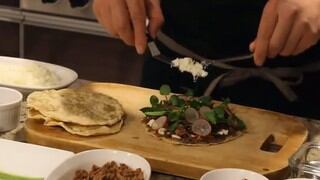Cómo preparar la tlayuda mexicana con ingredientes peruanos