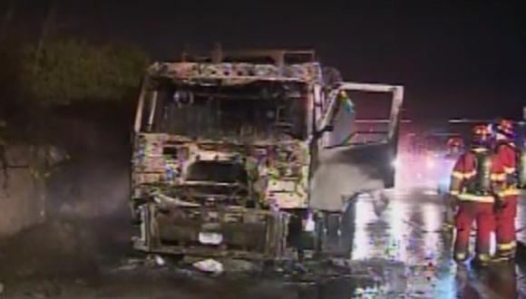 Panamericana Sur: camión cargado con tanques de gas se incendió