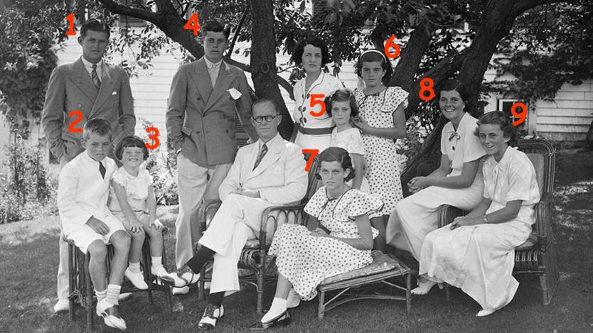 El clan Kennedy, cuando todavía estaba completo: Joseph y Rose con sus hijos Joe Jr (1), Robert (2), Edward (3), John F. (4), Jean (5), Patricia (6), Eunice (7), Rosemary (8) y Kathleen (9). (Foto: Getty)