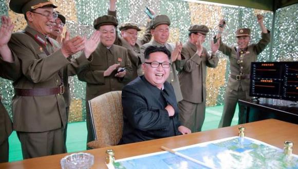 El líder norcoreano celebrando el lanzamiento de un misil balístico de largo alcance. (Foto: Reuters)