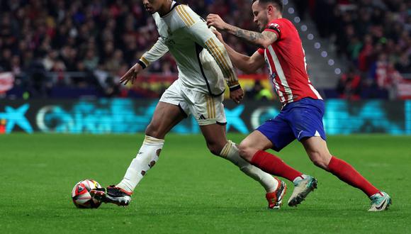 Real Madrid's English midfielder #5 Jude Bellingham (L) is challenged by Atletico Madrid's Spanish midfielder #08 Saul Niguez during the Spanish Copa del Rey (King's Cup) football match between Club Atletico de Madrid and Real Madrid CF at the Metropolitano stadium in Madrid on January 18, 2024. (Photo by Pierre-Philippe MARCOU / AFP)