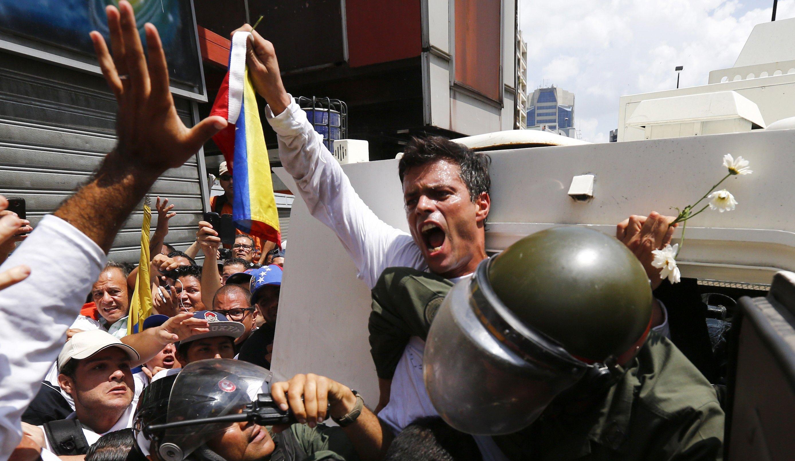 Leopoldo López en una imagen del 18 de febrero del 2014, cuando fue detenido por el régimen de Nicolás Maduro. (REUTERS/Jorge Silva).