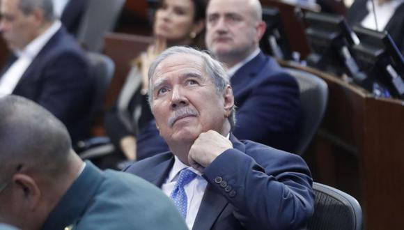 El ministro de Defensa de Colombia, Guillermo Botero (c), asiste a una audiencia en el Senado en Bogotá para una moción de censura, citado por el senador Roy Barreras quien lo responsabiliza por la ola de violencia en el departamento del Cauca. (Foto: EFE)