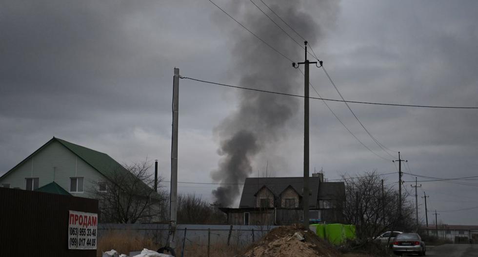 Esta fotografía tomada el 24 de febrero de 2022 muestra el humo que se eleva cerca de la ciudad de Hostomel y el aeropuerto Antonov, en el noroeste de Kiev, Ucrania. (Daniel LEAL / AFP).