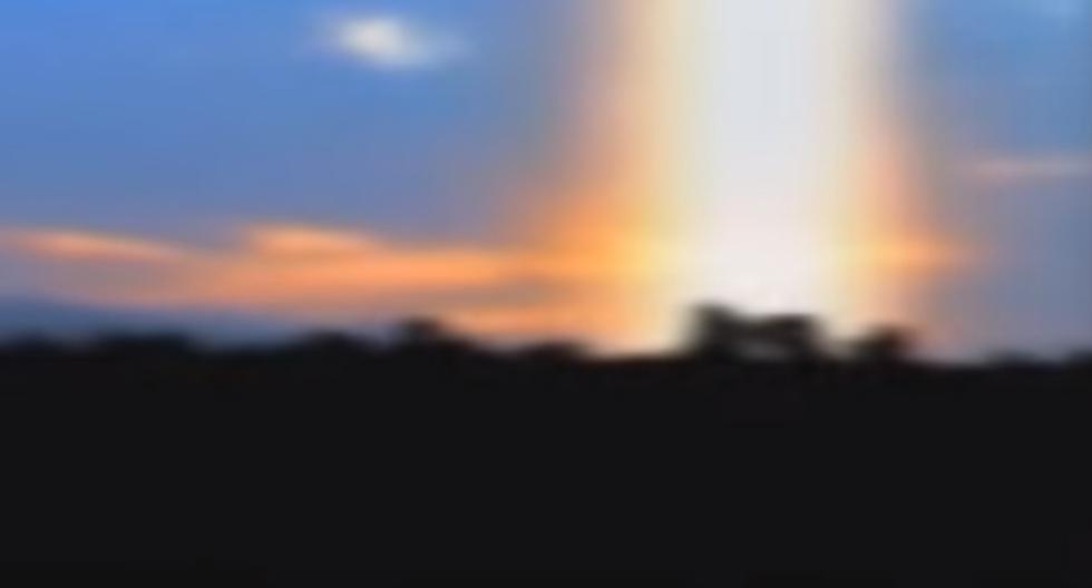 YouTube nos trae el video que se ha hecho viral en el mundo y es que esta extraña luz que cae desde el cielo en México no tiene explicación alguna. (Foto: captura)