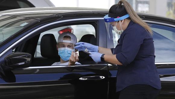 Una trabajadora sanitaria toma los datos a una persona en un centro de pruebas de coronavirus COVID-19 el martes 21 de julio de 2020, en Pleasanton, California. (AP Foto/Ben Margot).