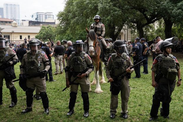 La policía estatal de Texas vigilan mientras estudiantes pro palestinos protestan contra la guerra entre Israel y Hamas en el campus de la Universidad de Texas en Austin, Texas, el 24 de abril de 2024. (Foto de Suzanne CORDEIRO / AFP)