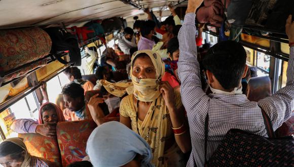 Los trabajadores migrantes viajan en un autobús del gobierno del estado de Uttar Pradesh durante un bloqueo nacional de 21 días para limitar la propagación del coronavirus en la India. (REUTERS / Anushree Fadnavis).