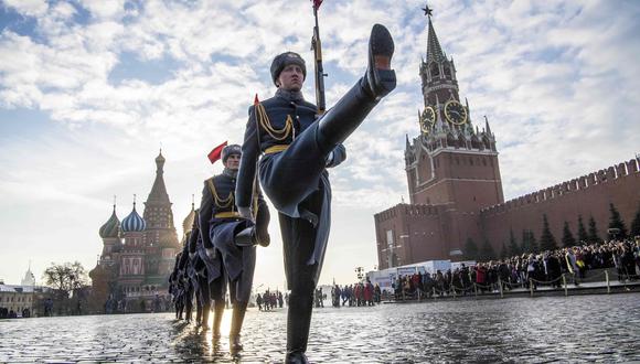Imagen referencial. Los guardias de honor marchan en la Plaza Roja de Moscú y frente al Kremlin. AFP