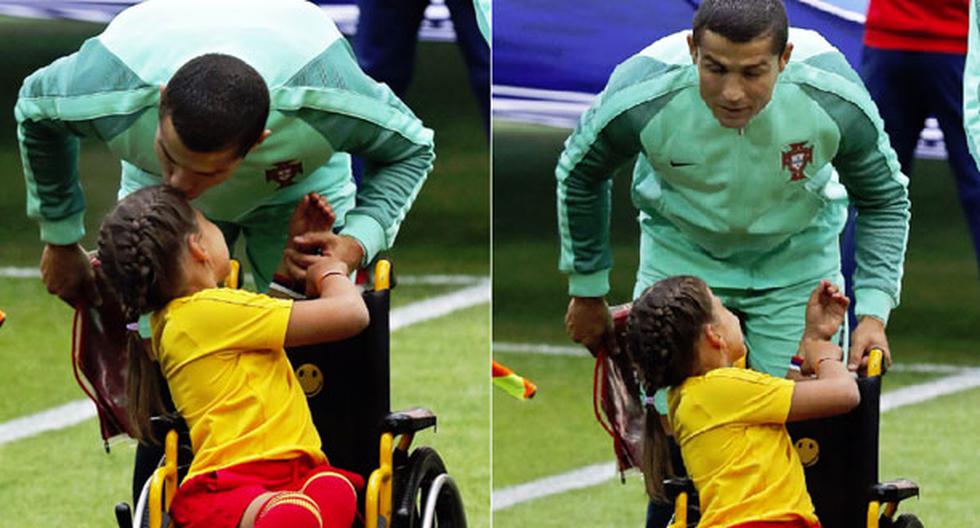 Cristiano Ronaldo salió al Estadio de Moscú con una niña en silla de ruedas | Foto: EFE/Edición