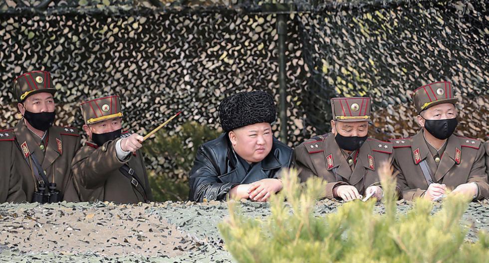 Imagen de archivo publicada por la Agencia de Noticias Central Coreana (KCNA) muestra a Kim Jong-Un supervisando un "ejercicio de ataque". (AFP/KCNA).