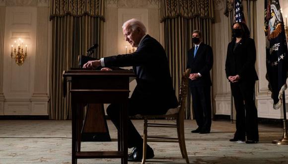 Joe Biden no ha parado de emitir decretos desde que llegó a la Casa Blanca. (Foto: Getty Images, vía BBC Mundo).