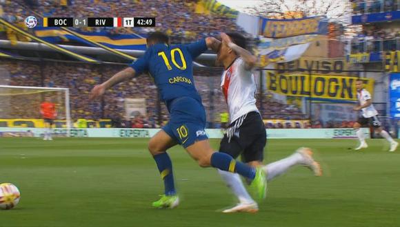 Edwin Cardona, mediocampista de Boca Juniors, estiró su brazo de más y terminó golpeando al futbolista de River Plate con un claro codazo, que solo significó una tarjeta amarilla. (Foto: captura de video)