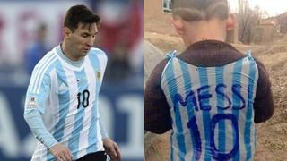 Conmovedor: niño iraquí usa bolsa como camiseta de Lionel Messi