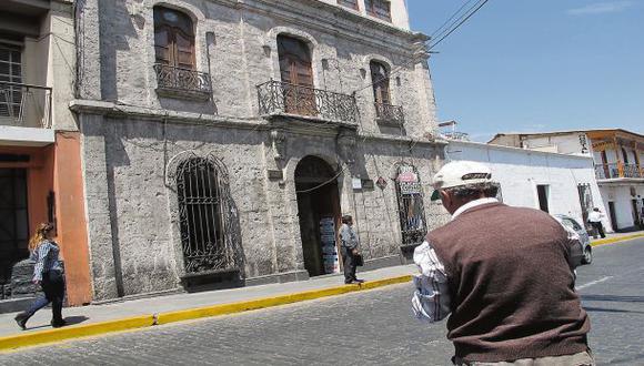 Humo de vehículos daña 147 monumentos históricos de sillar