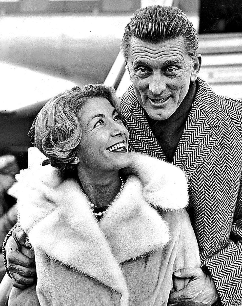 1960. Con su esposa Anne Buydens a su llegada a Londres para la premiere de Espartaco. [Foto: Getty Images]