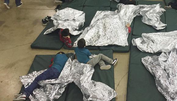 Cómo son las "jaulas" donde Estados Unidos pone a los niños hijos de inmigrantes indocumentados que llegan a Texas. (AP).