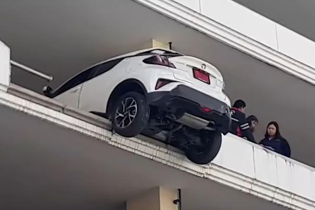 Así quedó la camioneta que una mujer intentó cuadrar de reversa en el cuarto piso de un estacionamiento | Foto: Viral Press / Captura de video