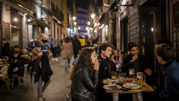 Turistas y residentes en un bar en el centro de Madrid, el 26 de marzo de 2021. Con su política de bares y restaurantes abiertos, Madrid se ha ganado la reputación de oasis de diversión en el desierto de restricciones de Europa por el coronavirus. (Foto referencial, AP Foto/Bernat Armangue).