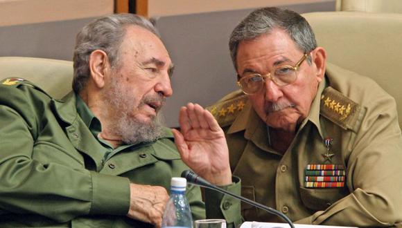 El presidente cubano Fidel Castro (izq.) Y su hermano Raúl, ministro de las Fuerzas Armadas Revolucionarias, conversan el 23 de diciembre de 2003 en La Habana, durante la última reunión del Parlamento cubano. (Foto: ADALBERTO ROQUE / AFP)