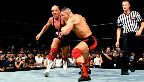 Jhon Cena debutó hace 15 años en la WWE enfrentando a Kurt Angle. Tras su pelea fue felicitado por The Undertaker.(Foto:WWE).