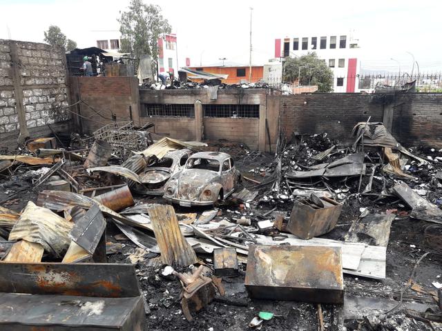 Arequipa: incendio en gobierno regional arrasa con vehículos y documentos. (Foto: Zenaida Condori)