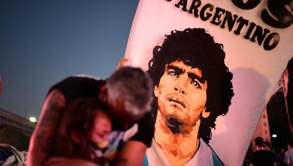 Maradona y Riquelme, quienes solo coincidieron una vez en un campo de juego y se repartían elogios en un principio, se fueron enemistando a partir del año 2009. (Foto: AFP)