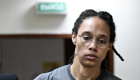 La basquetbolista de la Asociación Nacional Femenina de Baloncesto (WNBA) de EE. UU. Brittney Griner, que fue detenida en el aeropuerto Sheremetyevo de Moscú y luego acusada de posesión ilegal de cannabis, llega a una audiencia en el Tribunal de Khimki, en las afueras de Moscú el 4 de agosto de 2022.  (Foto de Kirill KUDRYAVTSEV / AFP)