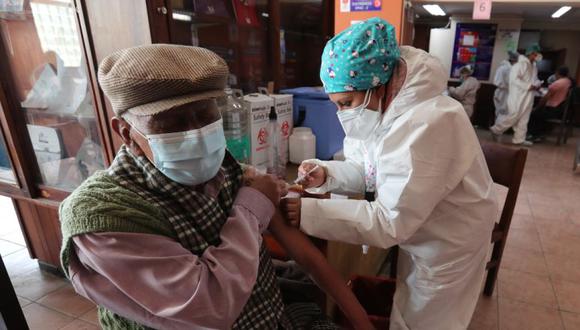 Un hombre recibe una vacuna contra la covid-19 en la facultad de Medicina de la Universidad Mayor de San Andrés (UMSA), en La Paz (Bolivia). (Foto: EFE/ Martin Alipaz).