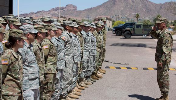 Soldados de la Guardia Nacional de Arizona oyen instrucciones antes de ser desplegados en la frontera entre ese estado y México. El presidente Donald Trump hizo un llamamiento a militarizar la frontera y Arizona respondió enviando a unos 225 agentes. (AFP)
