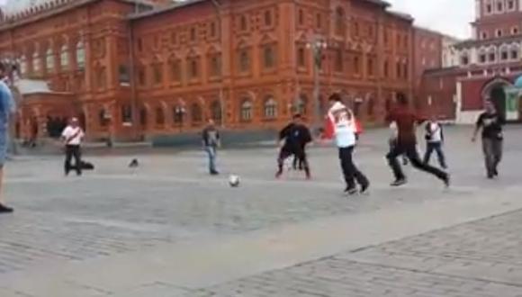 Así jugaron los hinchas peruanos en la Plaza Roja de Moscú, Rusia. (Captura de video de Facebook)