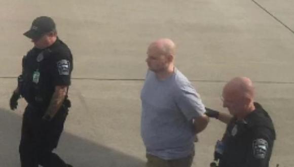 Brandon Scott, de 38 años, siendo arrestado tras amenazar con explotar un avión de Alaska Airlines el 6 de julio de 2023, en el aeropuerto de Spokane, Atlanta, Estados Unidos. (Foto de KHQ)
