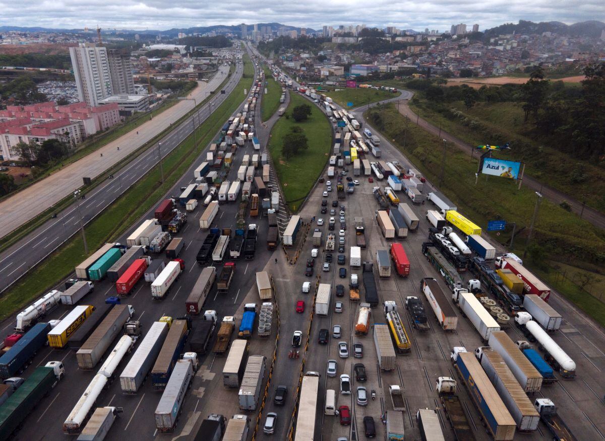 Aerial view showing supporters of President Jair Bolsonaro, mainly truck drivers, blocking the Castelo Branco highway, on the outskirts of Sao Paulo, Brazil, on November 1, 2022. (CAIO GUATELLI / AFP)