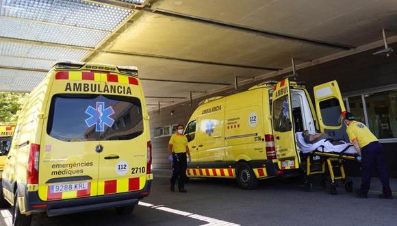 Coronavirus en España | Técnicos sanitarios transportan a un enfermo en la entrada de urgencias del hospital Arnau de Vilanova de Lleida, este martes, cuando la comarca leridana del Segrià se encuentra a la espera de conocer las medidas concretas del decreto ley aprobado anoche por el ejecutivo catalán para endurecer el confinamiento y eludir el veto de la juez que no lo permitió. (EFE/Alejandro García).