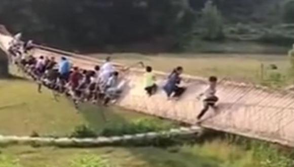 China: pánico tras colapso de puente colgante [VIDEO]