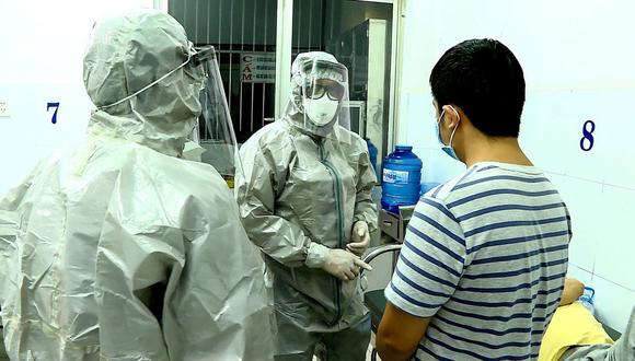 Personal médico usa trajes de protección para interactuar con dos pacientes que dieron positivo al coronavirus. Ellos están en una sala de aislamiento en el hospital Cho Ray en la ciudad de Ho Chi Minh en Vietnam (Foto: AFP)