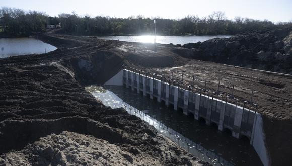 Imagen de archivo | Una represa en construcción en Paso Belastiqui, cerca de la planta de tratamiento de agua de Aguas Corrientes en Canelones, Uruguay. (Foto de Pablo PORCIUNCULA / AFP)