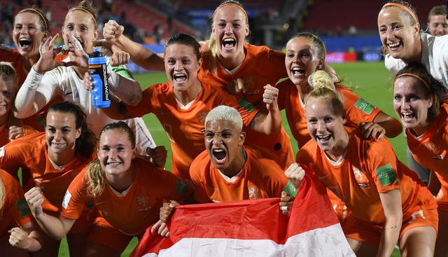Holanda logró el pase a octavos de final del Mundial Femenino 2019 en un partido de gran intensidad. (Foto: AFP)