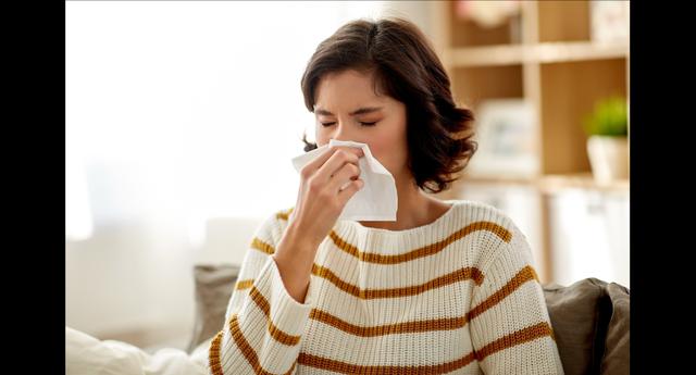 Tener una buena higiene respiratoria, por ejemplo a la hora de toser o estornudar usar el antebrazo o cubrirse con un pañuelo. Asimismo, evitar los saludos con beso y dar la mano. (Foto: Shutterstock)