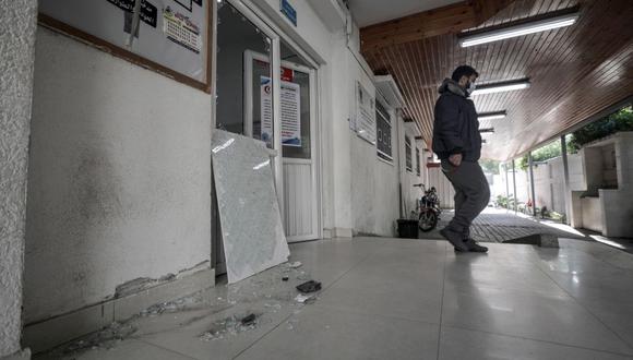 Una persona inspecciona el hospital Al Dora dañado de Gaza que fue dañado por bombardeos de Israel. (EFE / EPA / HAITHAM IMAD).