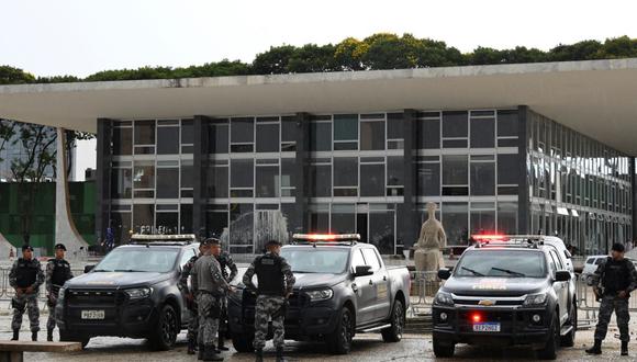 Oficiales y vehículos de la Fuerza Nacional de Seguridad montan guardia afuera del Palacio del Planalto en Brasilia, Brasil, el 11 de enero de 2023. (EVARISTO SA / AFP).