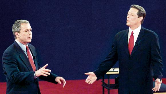 17 de octubre del 2000. George W. Bush y Al Gore durante el último debate presidencial, en la Universidad de Washington. (Foto: REUTERS/Jeff Mitchell/File Photo TPX IMAGES OF THE DAY).