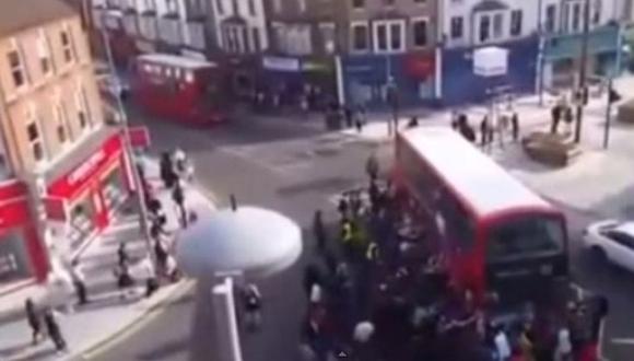 YouTube: Personas levantaron un bus para salvar a ciclista